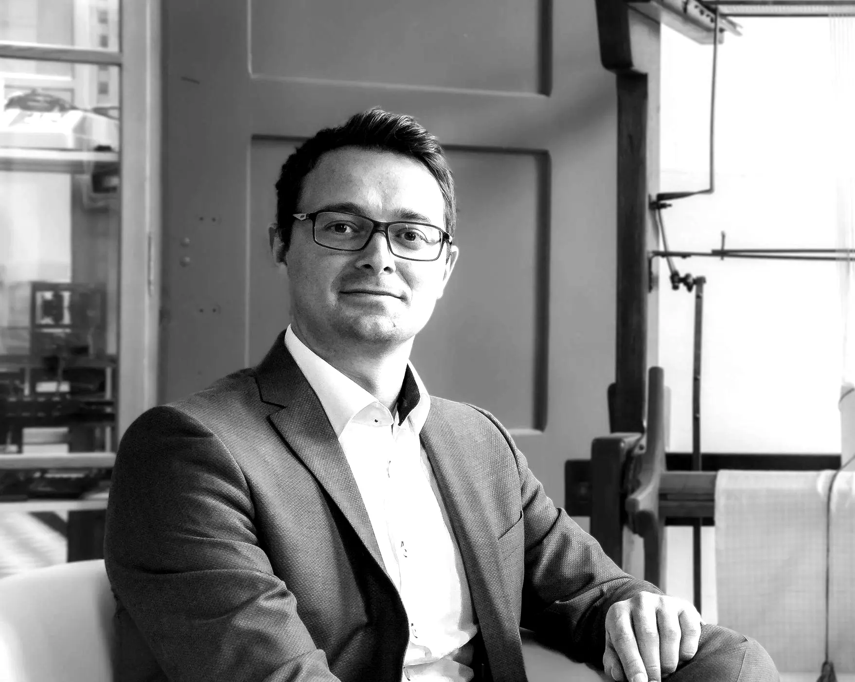 IT-Admin schaut Sie an. Dabei wirkt er zuverlässig